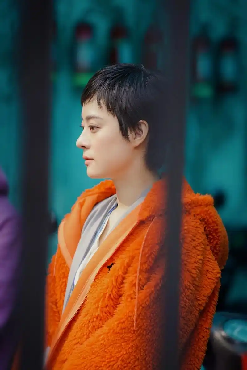 孙俪拍摄新戏现身地铁站鬼灵精怪观察同行乘客