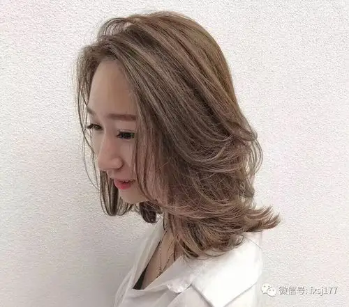 今年流行人鱼短发烫让你摆脱平庸感