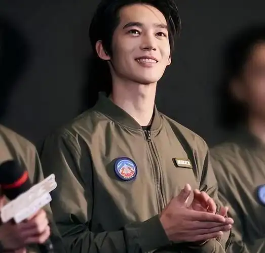 假臀假腹肌,《我的阿勒泰》于适一出场,打脸了内娱多少小鲜肉