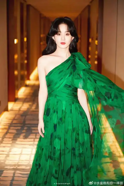 赵丽颖2023网络视听盛典最新造型##赵丽颖网络视听盛典绿裙造型##陪