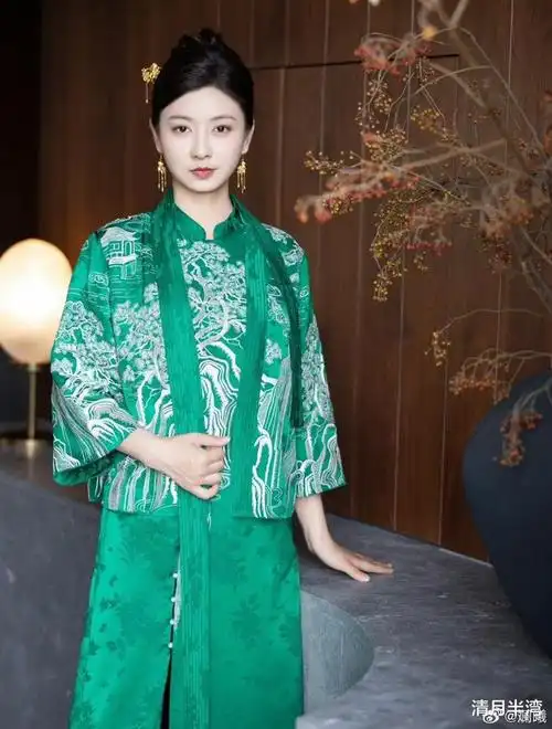 当斓曦在秀场上艳压群芳才知道穿对了衣服的国泰民安脸是真高级