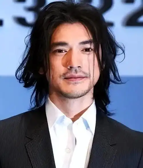 50岁金城武和49岁日本女明星闪婚,情人节领的证?双方回应了