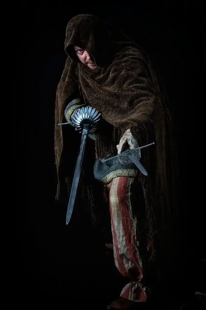 刺客剑客,刺客披着黑斗篷,持有两刃武器.