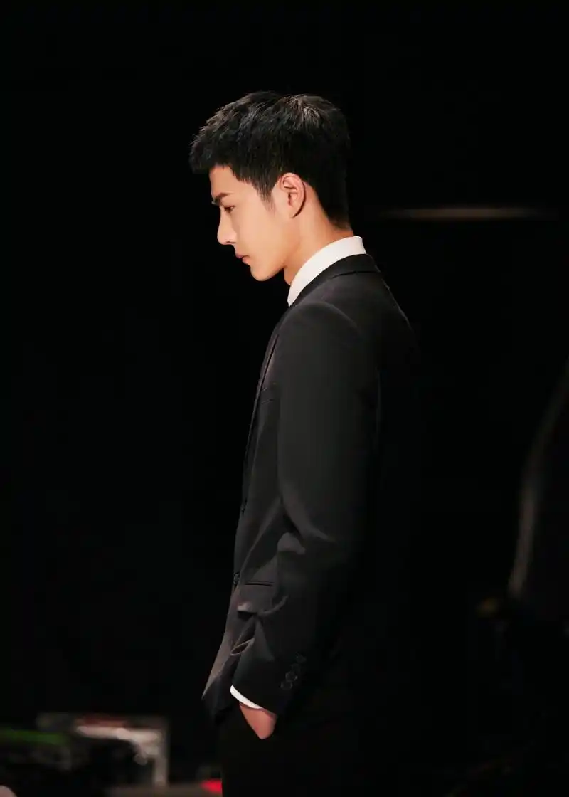 王一博寸头西装造型看的粉丝直呼王一博真的好绝