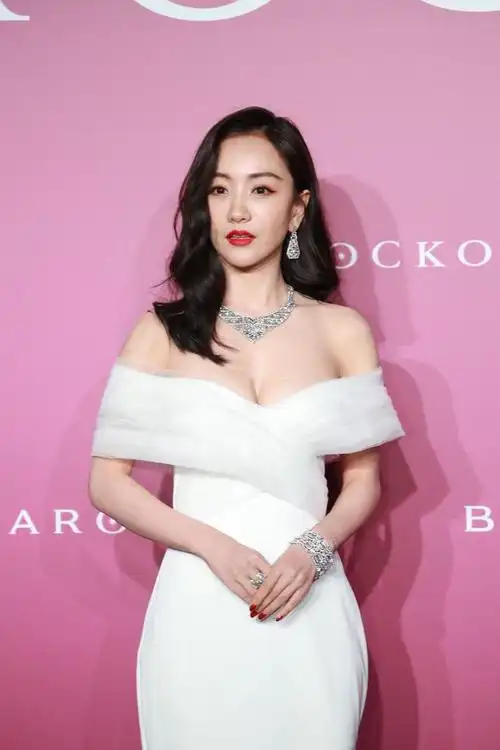 杨蓉即便是已经40岁,却也有着更加性感的身材曲线,这条白色一字肩礼服