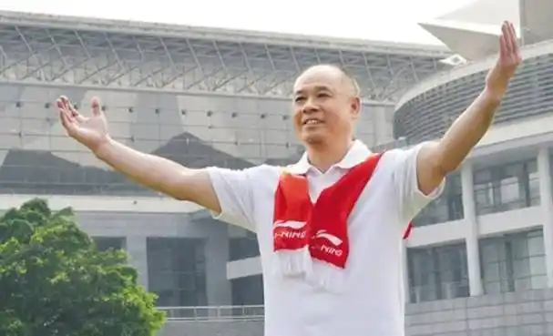 原创体操王子李宁现状57岁身价百亿却满头白发妻子依然韵味十足