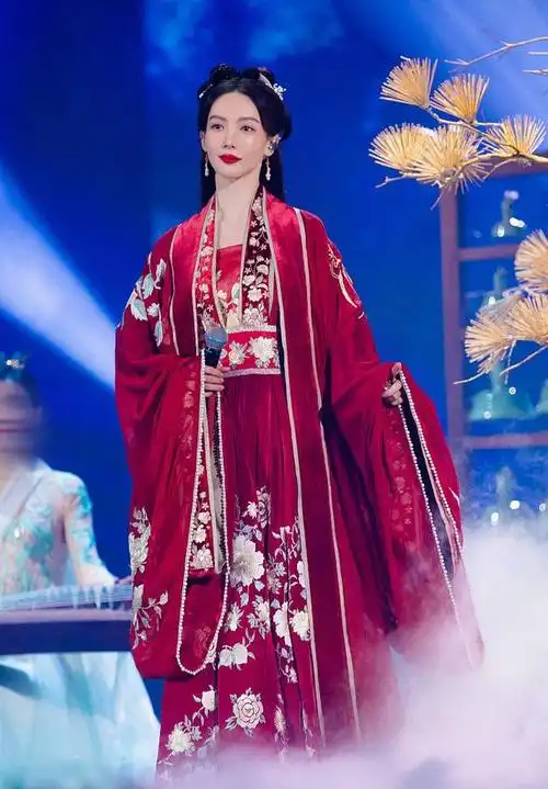 金晨古装造型亮相浙江卫视跨年芊芊玉手执扇红袖添香