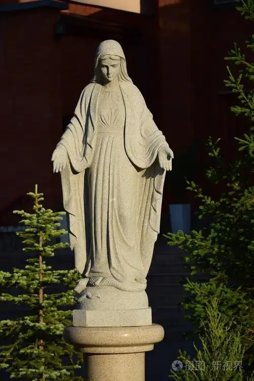 在阿斯塔纳的天主教教堂附近的圣母玛利亚的雕像