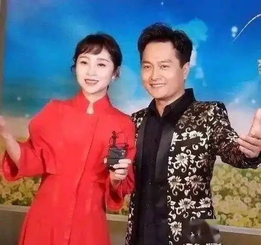 云飞跟妻子演唱敖包相会美醉了