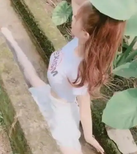 抖音刚火的"臭水沟一字马",网友:这是吃饱了没事干?