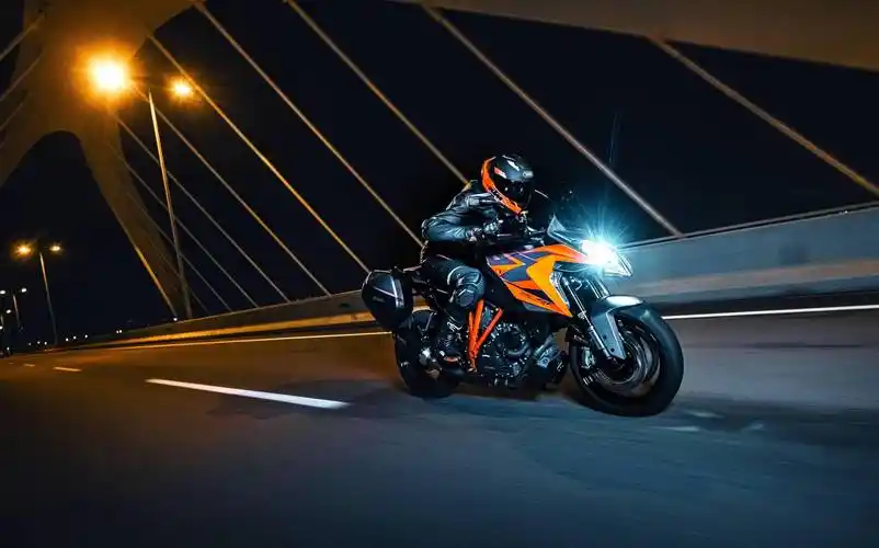 ktm 2022 运动旅行车 1290 super duke gt 户外特写