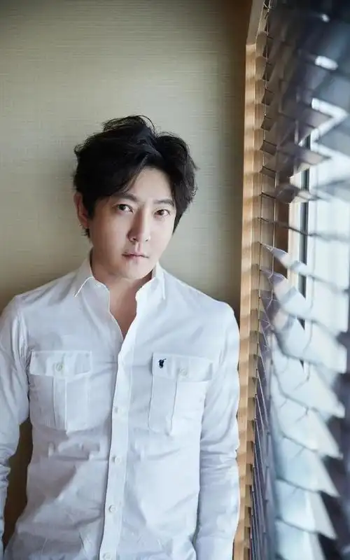 演员郭京飞一首歌圈来老婆结婚17年宠妻如宝