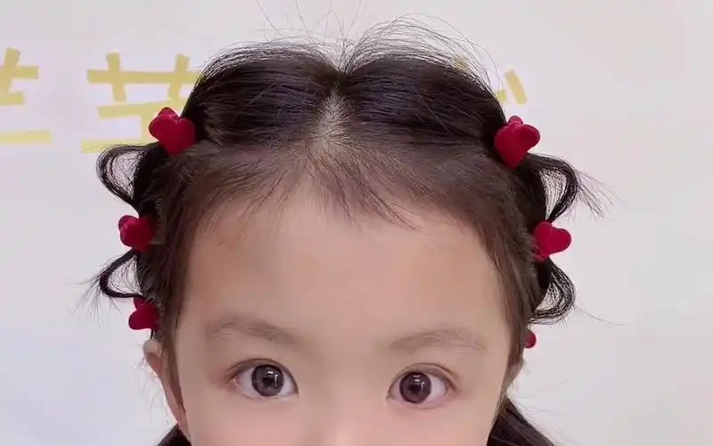 抓夹拉丝发型,小女孩这样扎清爽可爱,上学游玩都能扎