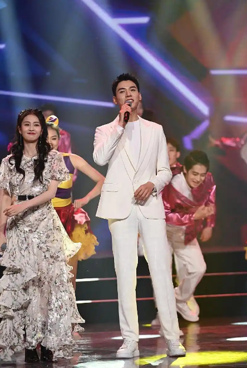 白鹿和龚俊同框,俊男靓女好养眼呀!他俩合作过什么电视剧吗?