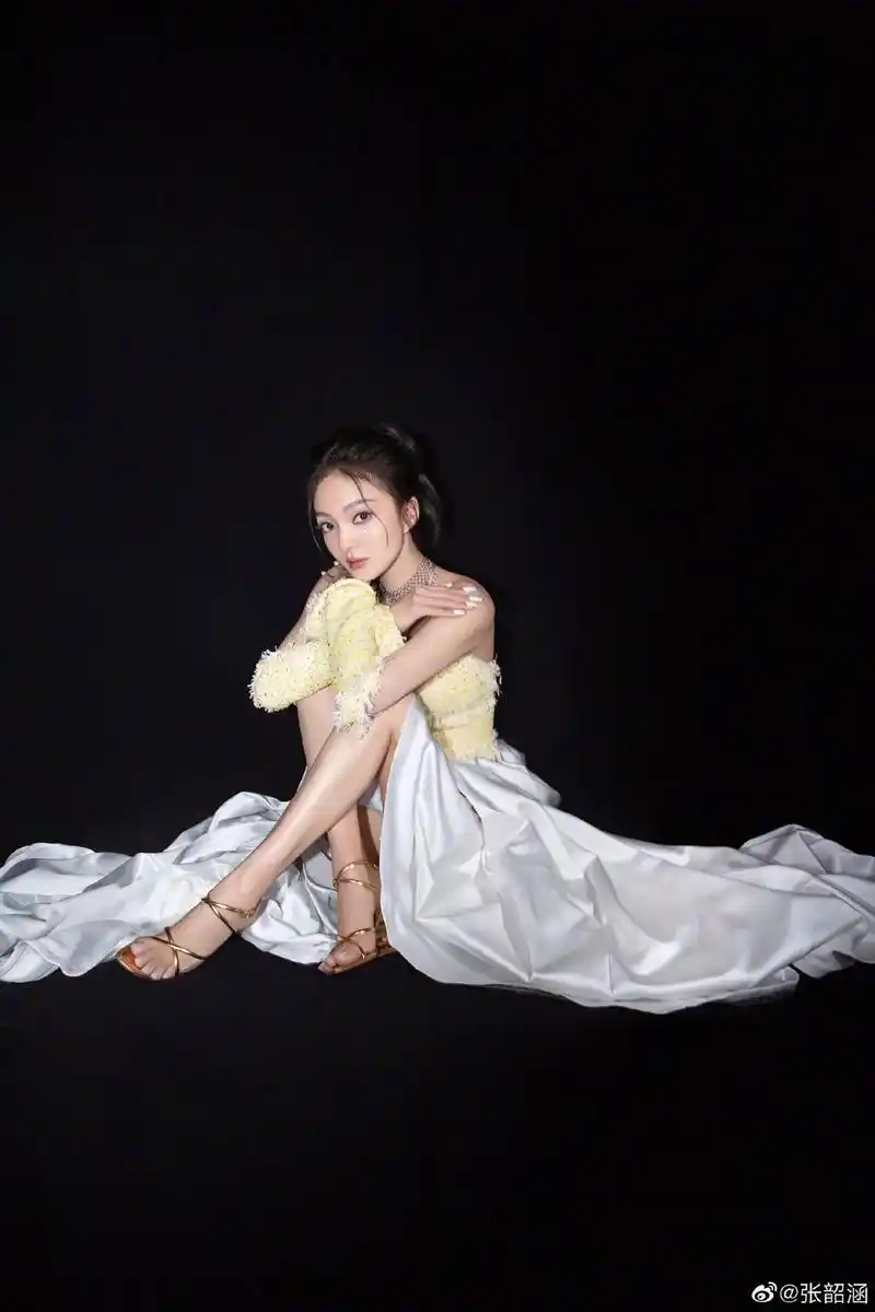张韶涵晒出一组自己的美照,她身穿抹胸裙露出白皙香肩,脸上化着 - 抖