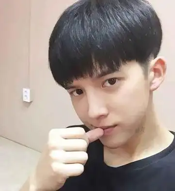 男生剃鬓角短发离子烫发型要将鬓角的头发完全剃掉,发顶上的头发制作