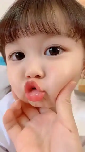 萌娃嘟嘟嘴好可爱,网友:又想骗我生女儿系列!