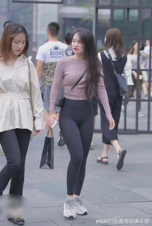 东莞街拍俱乐部紧身裤穿搭紧身裤怎么穿比较好看呢