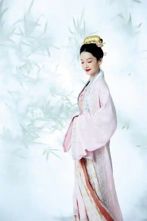 李沁央视春晚宋韵造型##李沁春晚宋韵古装大片