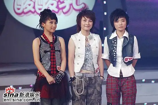 图文:超级女声总决赛6进5--艾梦萌厉娜许飞