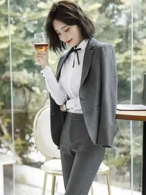 二十岁的女生,怎么穿西装才不显老?