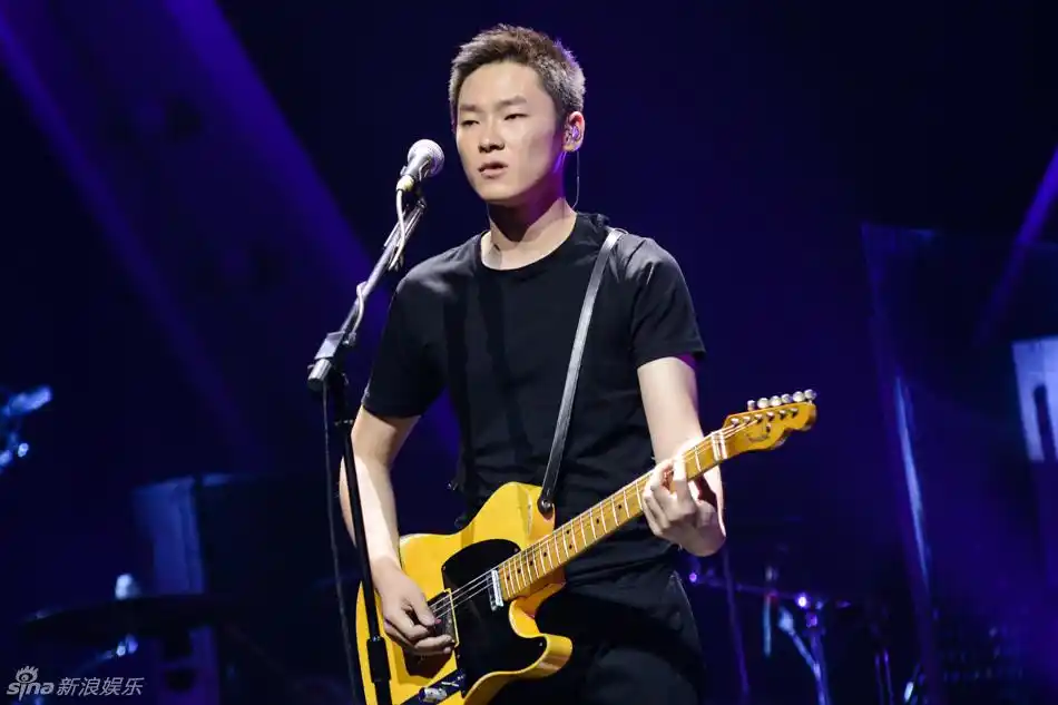 组图:梁博演唱会舞美酷炫 掌控全场_高清图集_新浪网