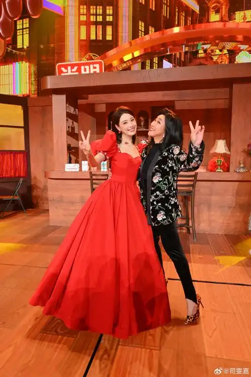 龙腾盛世,瑞气盈门!  大家好,我是司雯嘉.