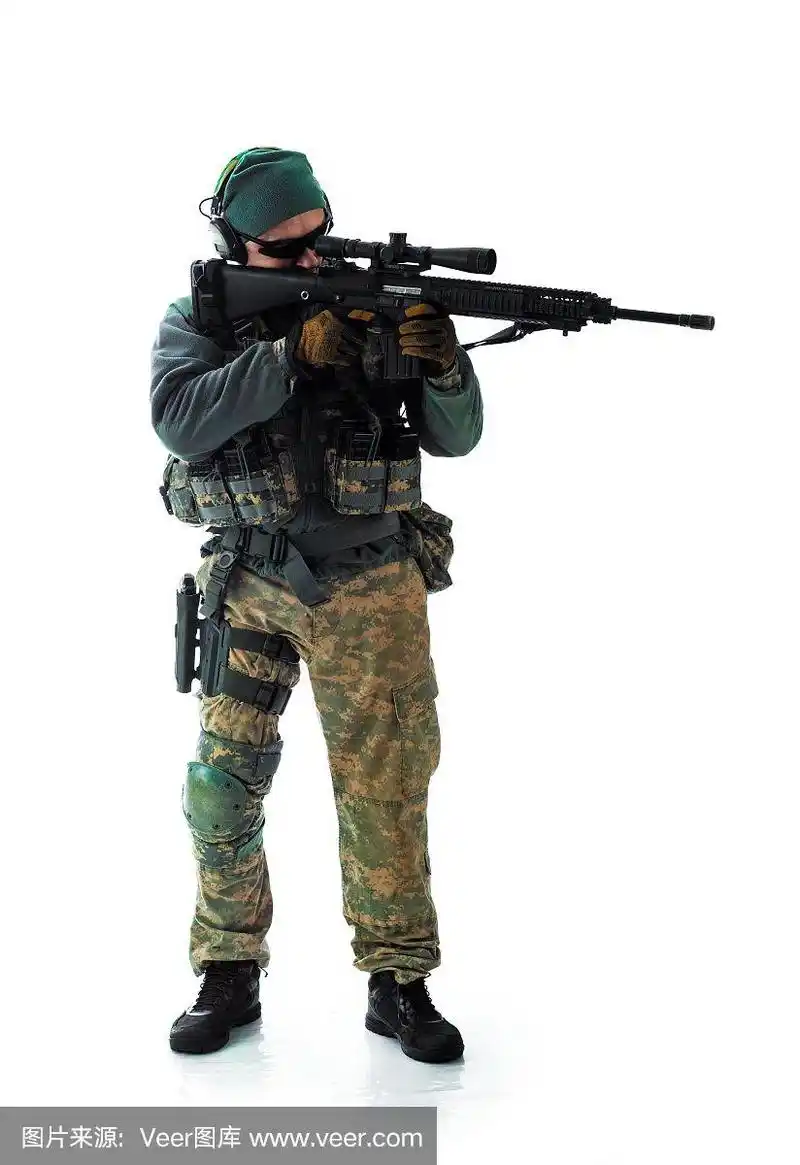 在摄影棚里,一名军人在白色背景上为现代士兵装备
