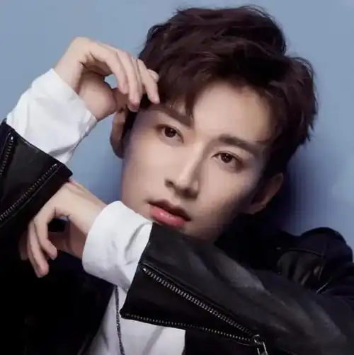 当时,喂杨紫蛋糕的男士,竟然是刘学义,只是当时的他不火,大家都把关注