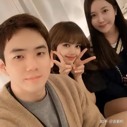 拥有高佻的身高和壮硕的体形,可见三兄妹的颜值都非常高,而jisoo亦曾