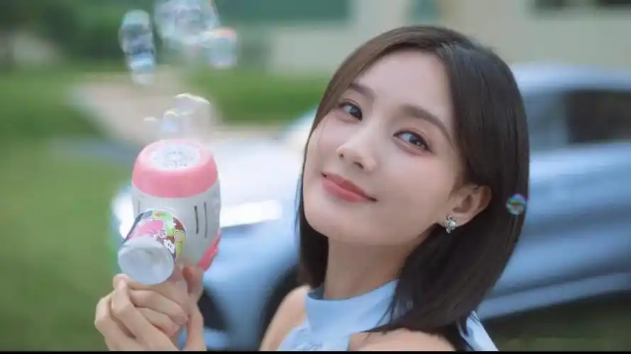 比亚迪官宣李一桐成为元plus冠军版形象代言人,这一消息引起了广大