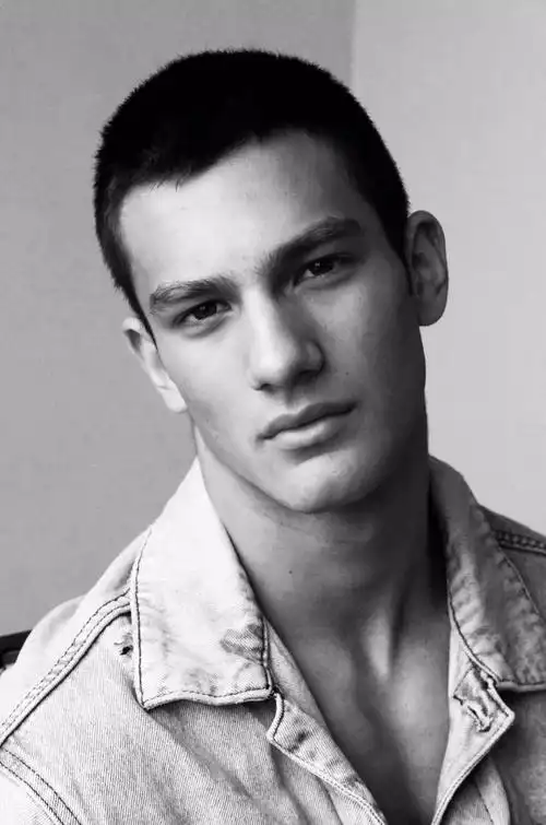 十七岁的寸头肌肉男模出柜了!但他不知道自己是1还是0!