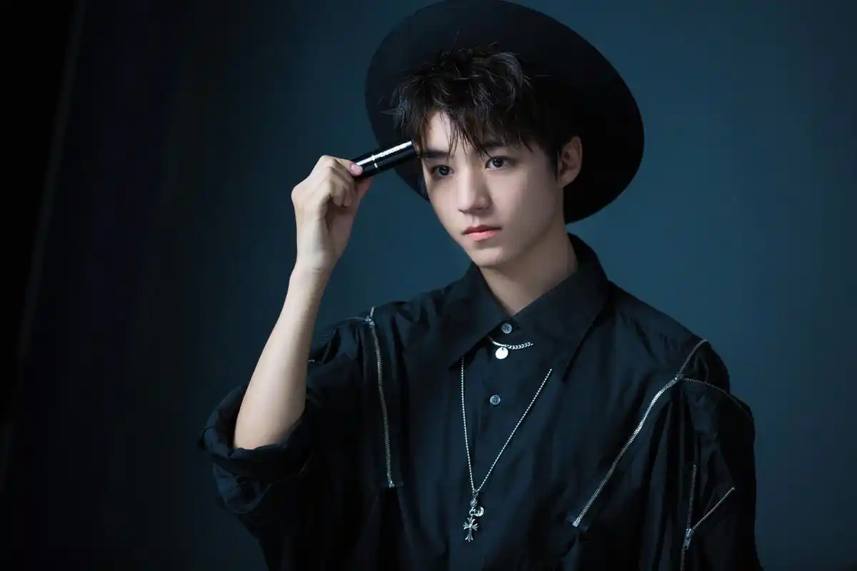 [王俊凯][新闻]180721 小凯工作室更博 酷帅少年化身暗夜骑士迷醉你的