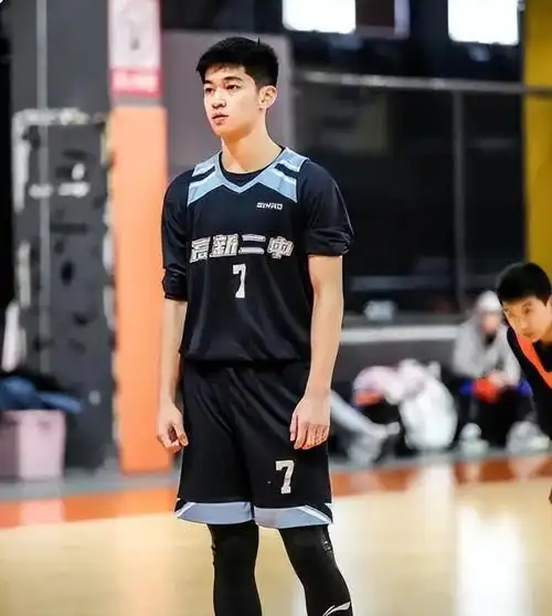 高颜值初中男生放学照走红,成绩好会打篮球,185让女大学生心动