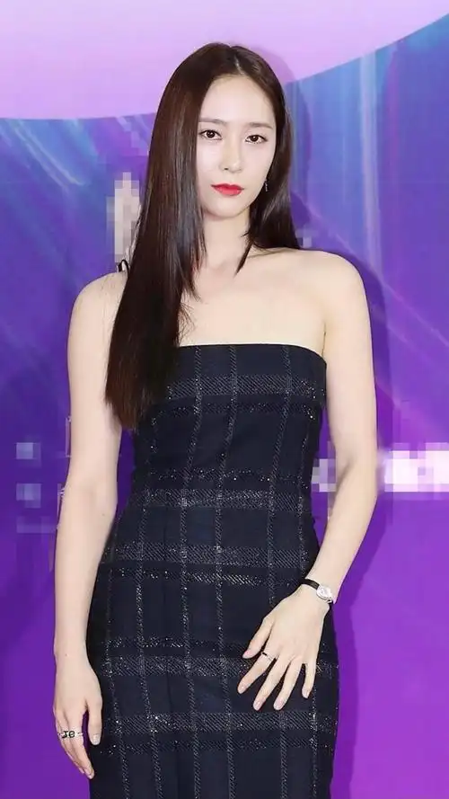 郑秀晶罕见亮相穿一袭黑色紧身抹胸裙丰满身材火辣吸睛