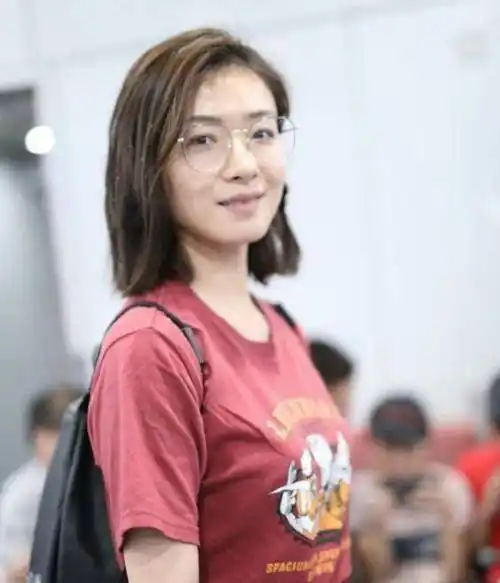 万茜晒素颜油光锃亮,卸了妆并不好看,也不过是个普通人!