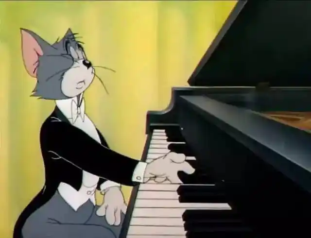 印象最深的有一集,是汤姆穿着西装弹钢琴.