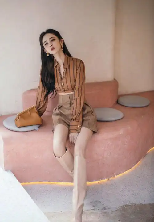 古力娜扎一改往日的甜美风军绿色深v套装裙瘦的凹凸有致