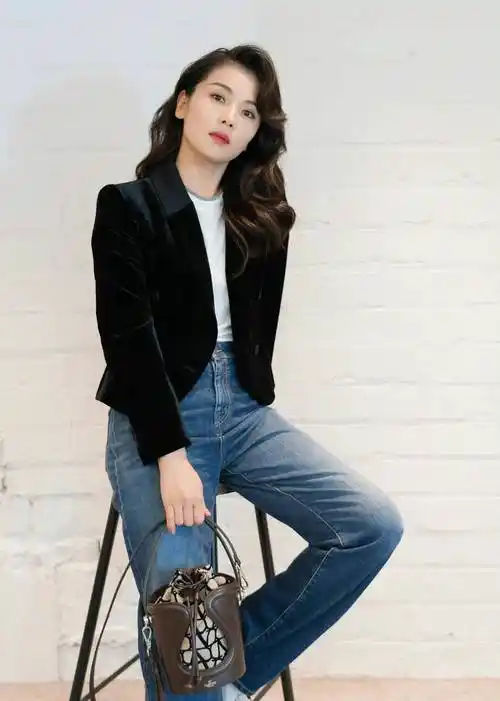 一个知道自己几岁的美女,什么妆容,穿什么衣服,总觉得刘涛性格和衣着