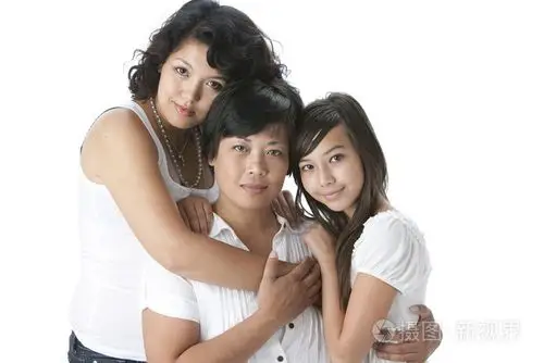 微笑亚洲母亲与她的两个女儿的肖像