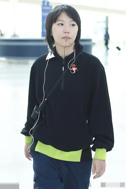 窦靖童北京电影节获奖,下巴黑线消失猛然变美了!