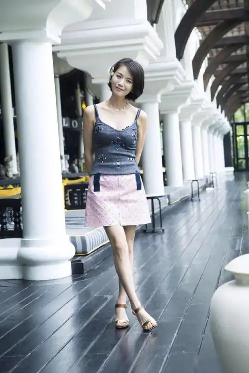 曹曦文单身后更丰满罕见打结背心显花瓶身材单身女星里少见