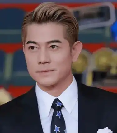 58岁郭富城亮相活动,大背头西装造型惊艳全场,风采不减当年!