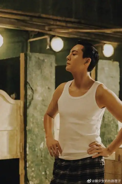 陈伟霆晒户外健身照