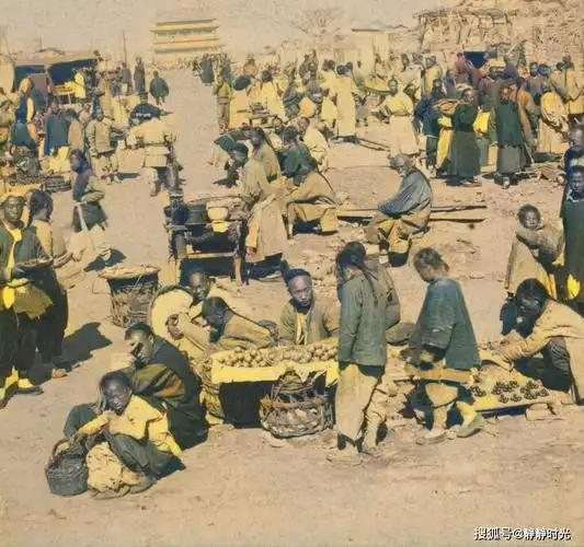 晚清老照片:男子挨板子,男子独轮车推两个女人,黑熊耍大刀