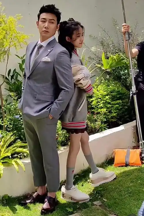 陆毅带女儿拍写真,15岁贝儿身高快赶上爸爸,一双"筷子腿"吸睛