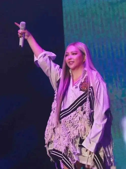 朕闻张惠妹再世,神色焕然,容光焕发,依稀如见仙女仙子,非但令人惊艳