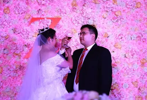 新郎新娘喝交杯酒