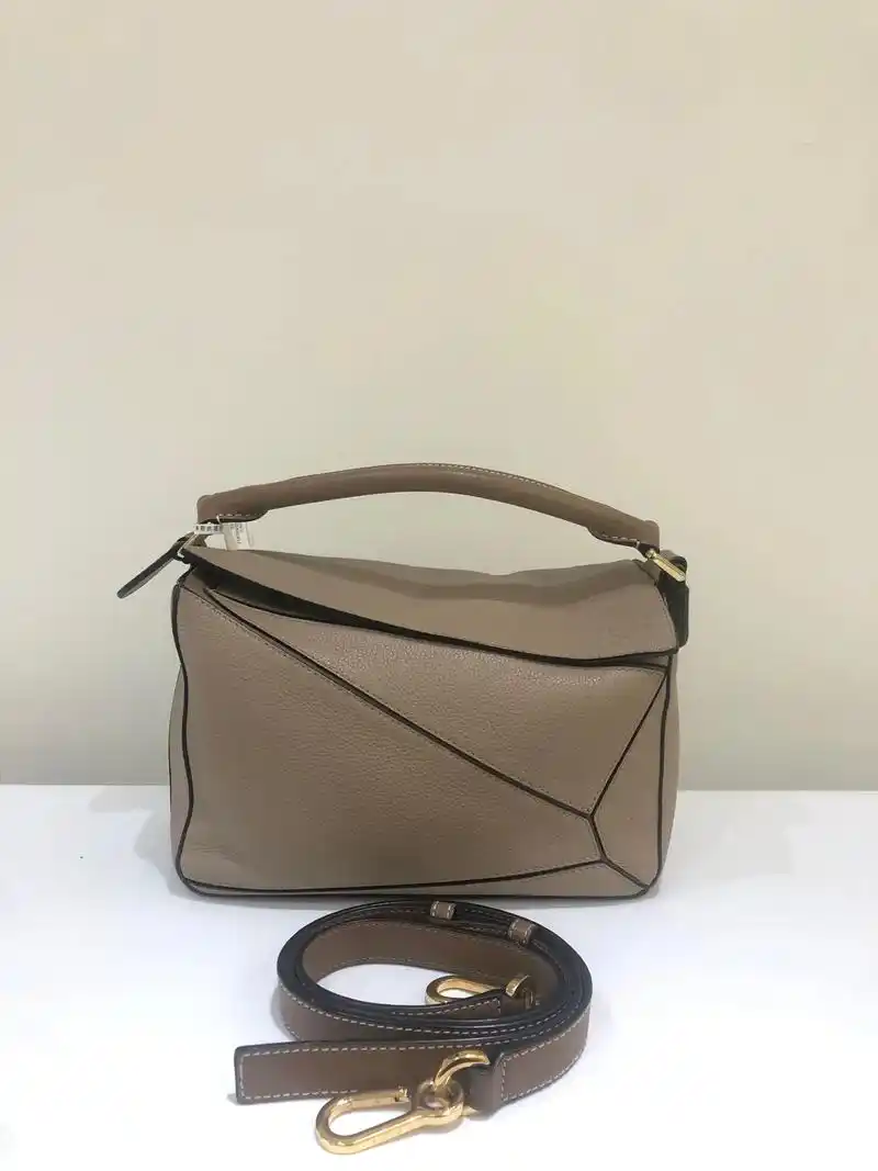 罗意威沙色小号几何包.loewe puzzle 包是西班牙奢 - 抖音