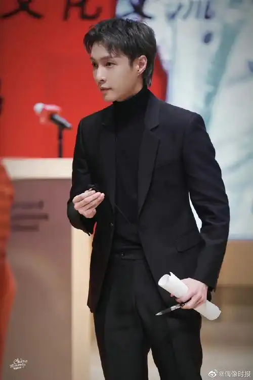 张艺兴哈佛专场分享会饭拍#张艺兴哈佛专场分享会饭拍,黑发西装孕型